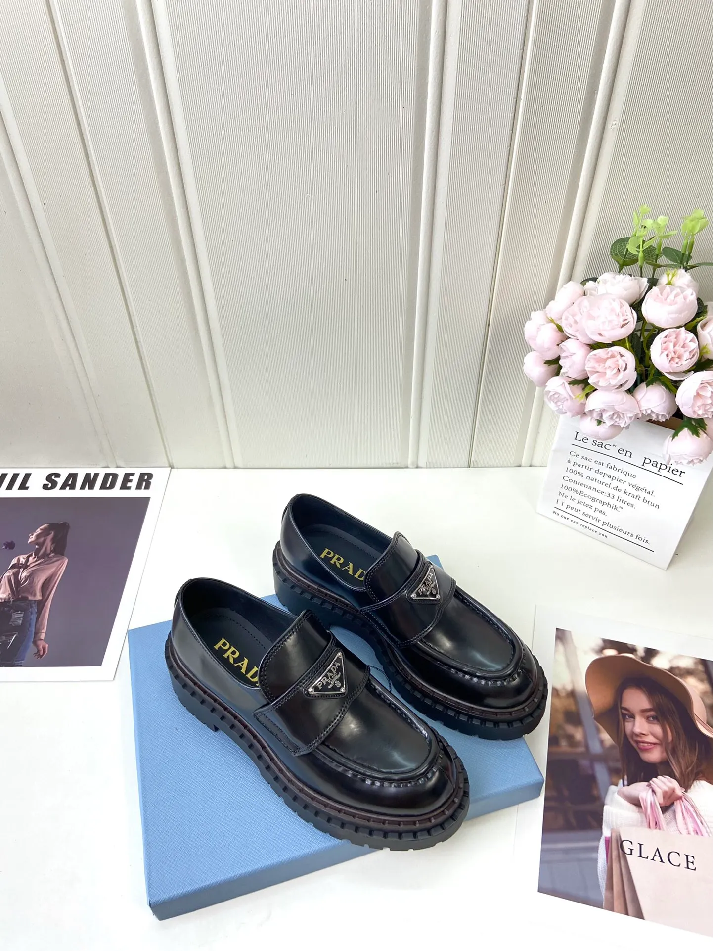 👟👟Ex-factory price 520👟👟 🔥🔥✨Prada* 2024WA new autumn and winter thick-soled loafers👟 These leather loafers use thick soles, craftsmanship details and contemporary elements add vitality, interpreting classics in a new fashion language. Enamel-coated triangular metal logo with a height of 55 mm makes its debut 🌟 Recommended by major bloggers on Xiaohongshu, developed 1-1 to highlight classic charm. Cowhide lining TPU outsole ➕ genuine leather edge bar Code number: 35 to 41 (40-41 customized, non-refundable)
